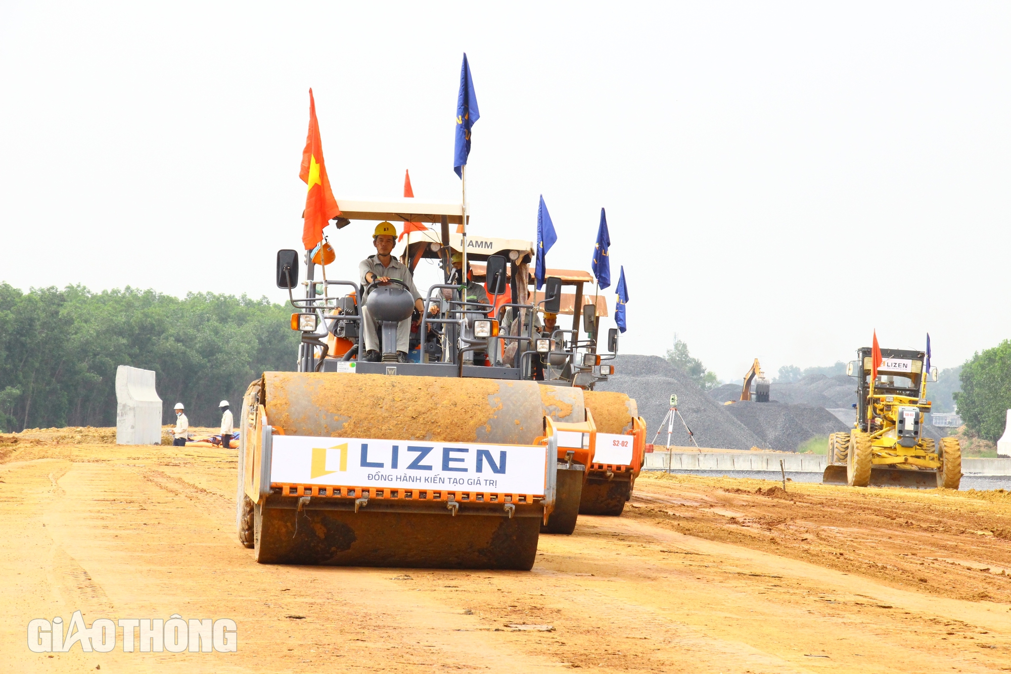 Kỹ sư, công nhân tận dụng từng mét đất để đua tiến độ cao tốc Biên Hoà - Vũng Tàu- Ảnh 8.