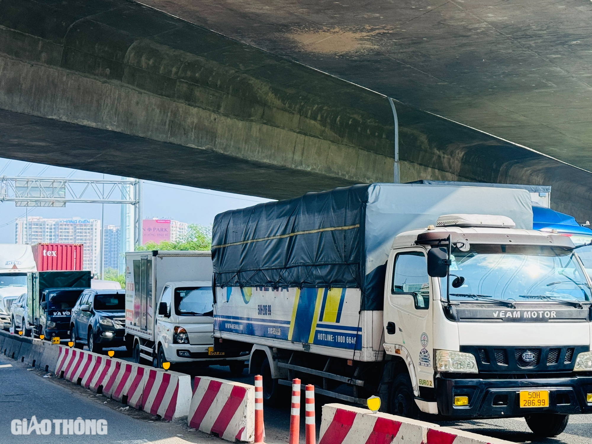 Vì sao vòng xoay Phú Hữu kẹt cứng sau khi thu hẹp, lắp đặt đèn giao thông?- Ảnh 16.