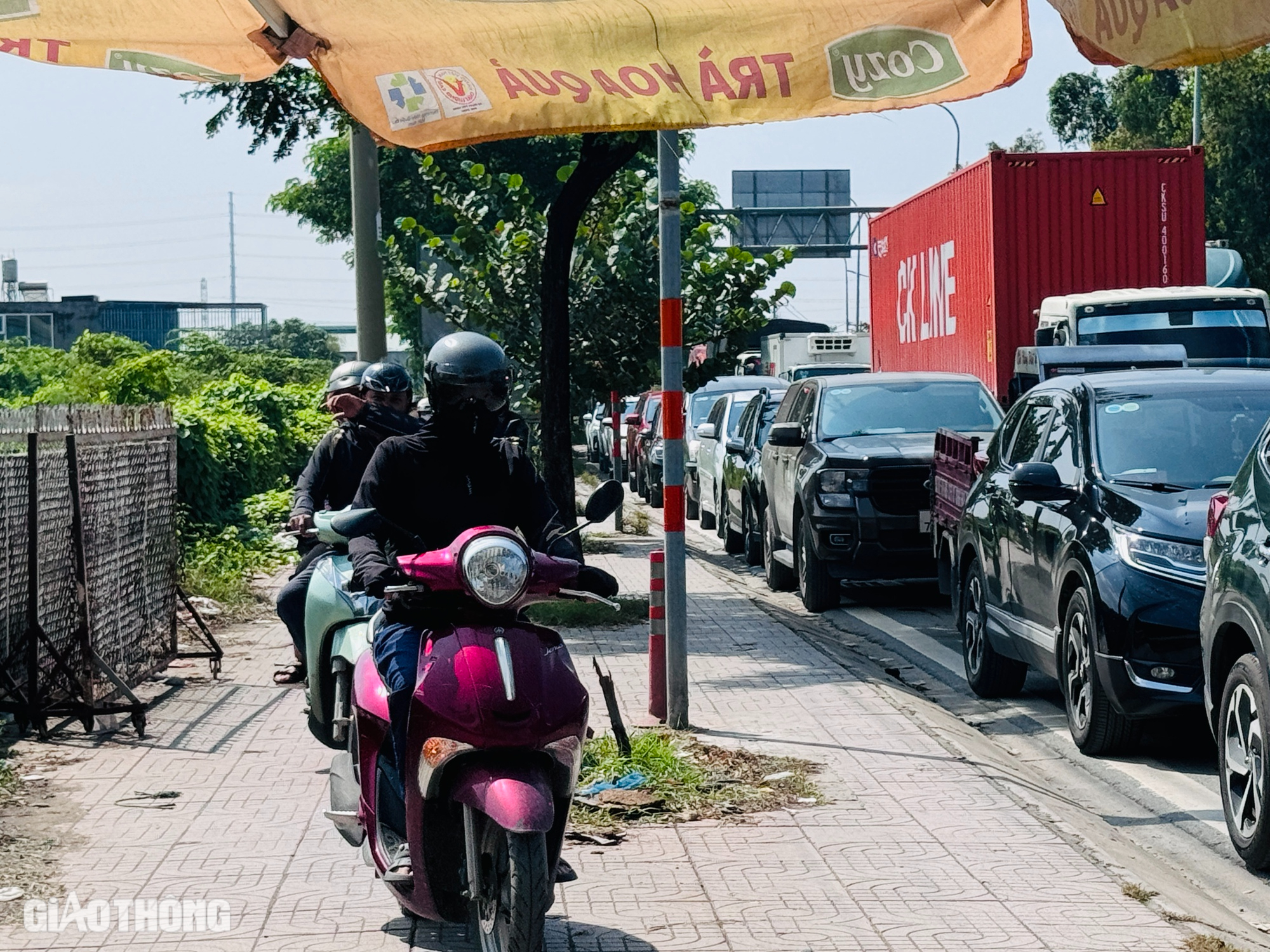 Vì sao vòng xoay Phú Hữu kẹt cứng sau khi thu hẹp, lắp đặt đèn giao thông?- Ảnh 11.