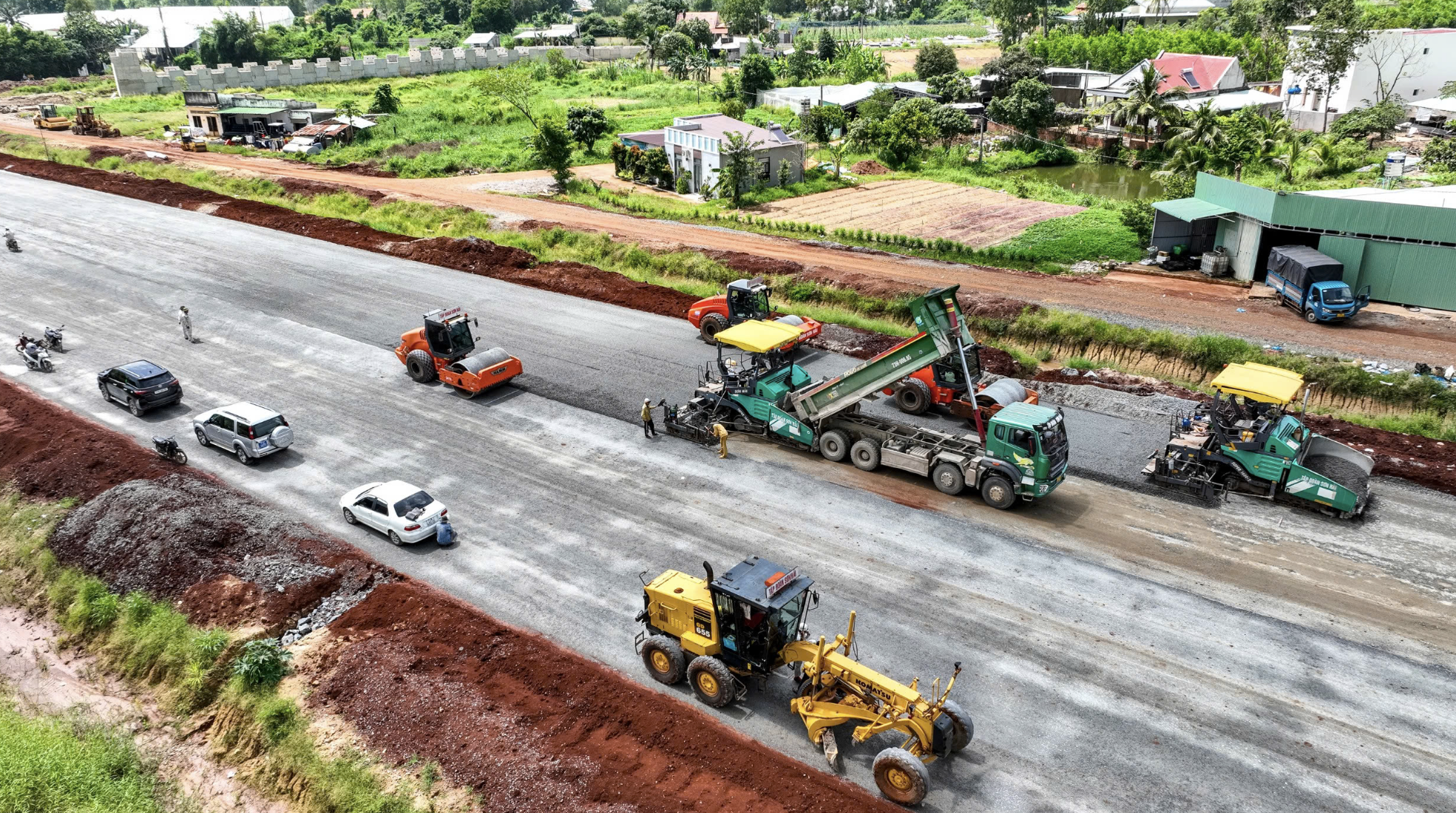 Thảm những mét bê tông nhựa đầu tiên trên cao tốc Biên Hòa - Vũng Tàu- Ảnh 8.