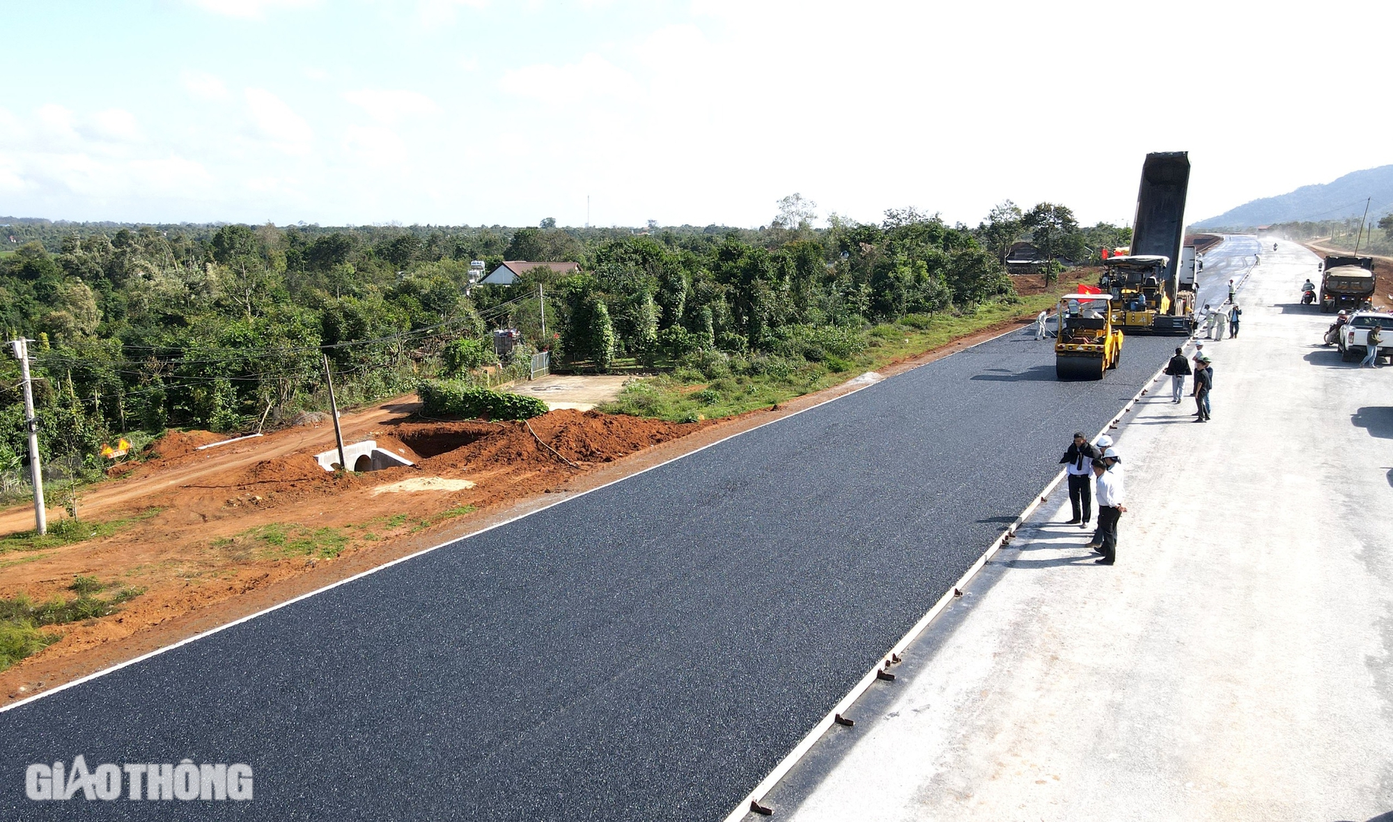 Thảm mét bê tông nhựa đầu tiên trên cao tốc Khánh Hòa - Buôn Ma Thuột- Ảnh 13.