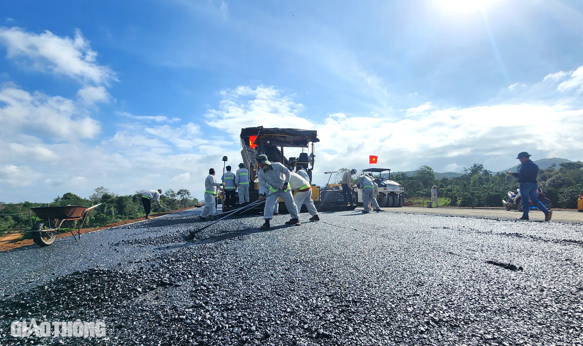 Thảm mét bê tông nhựa đầu tiên trên cao tốc Khánh Hòa - Buôn Ma Thuột- Ảnh 3.