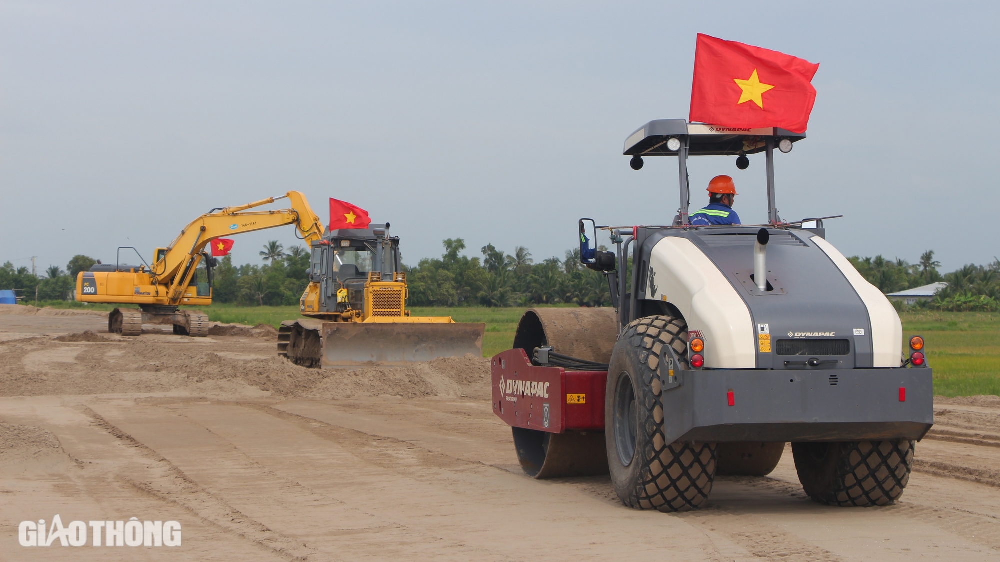 Nhộn nhịp thi công trên công trường cao tốc Cần Thơ - Cà Mau- Ảnh 5.