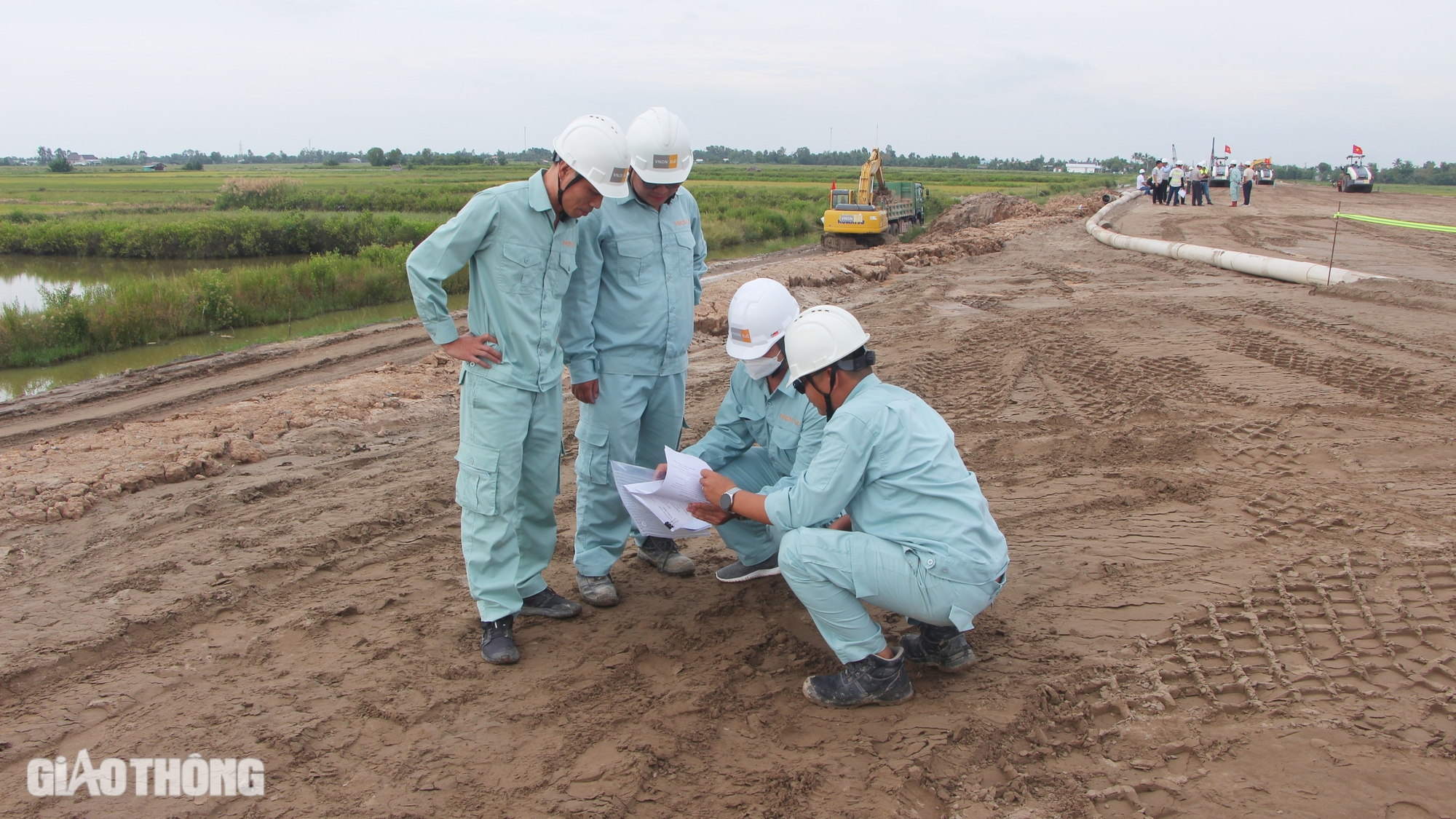 Nhộn nhịp thi công trên công trường cao tốc Cần Thơ - Cà Mau- Ảnh 9.