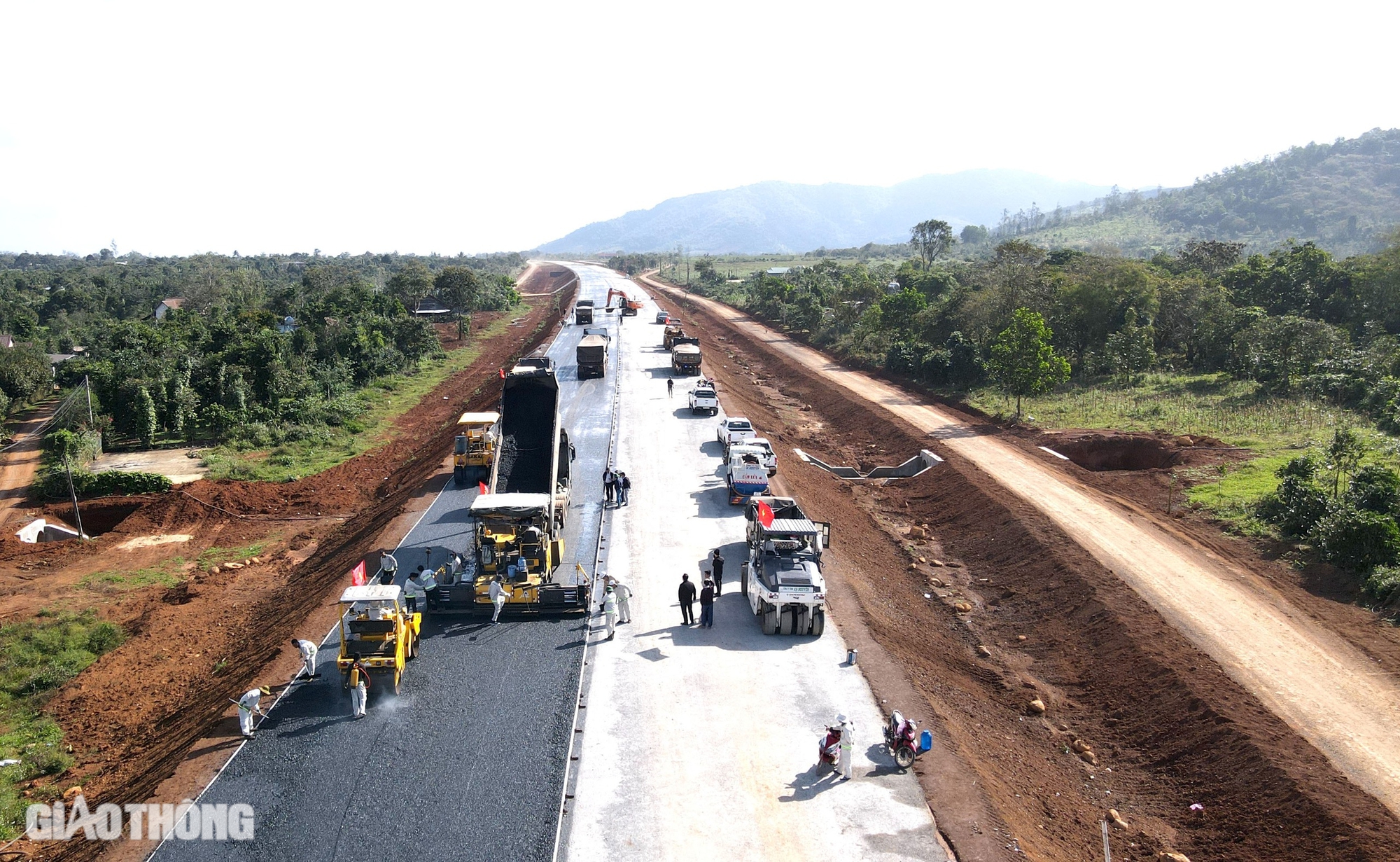 Thảm mét bê tông nhựa đầu tiên trên cao tốc Khánh Hòa - Buôn Ma Thuột- Ảnh 7.