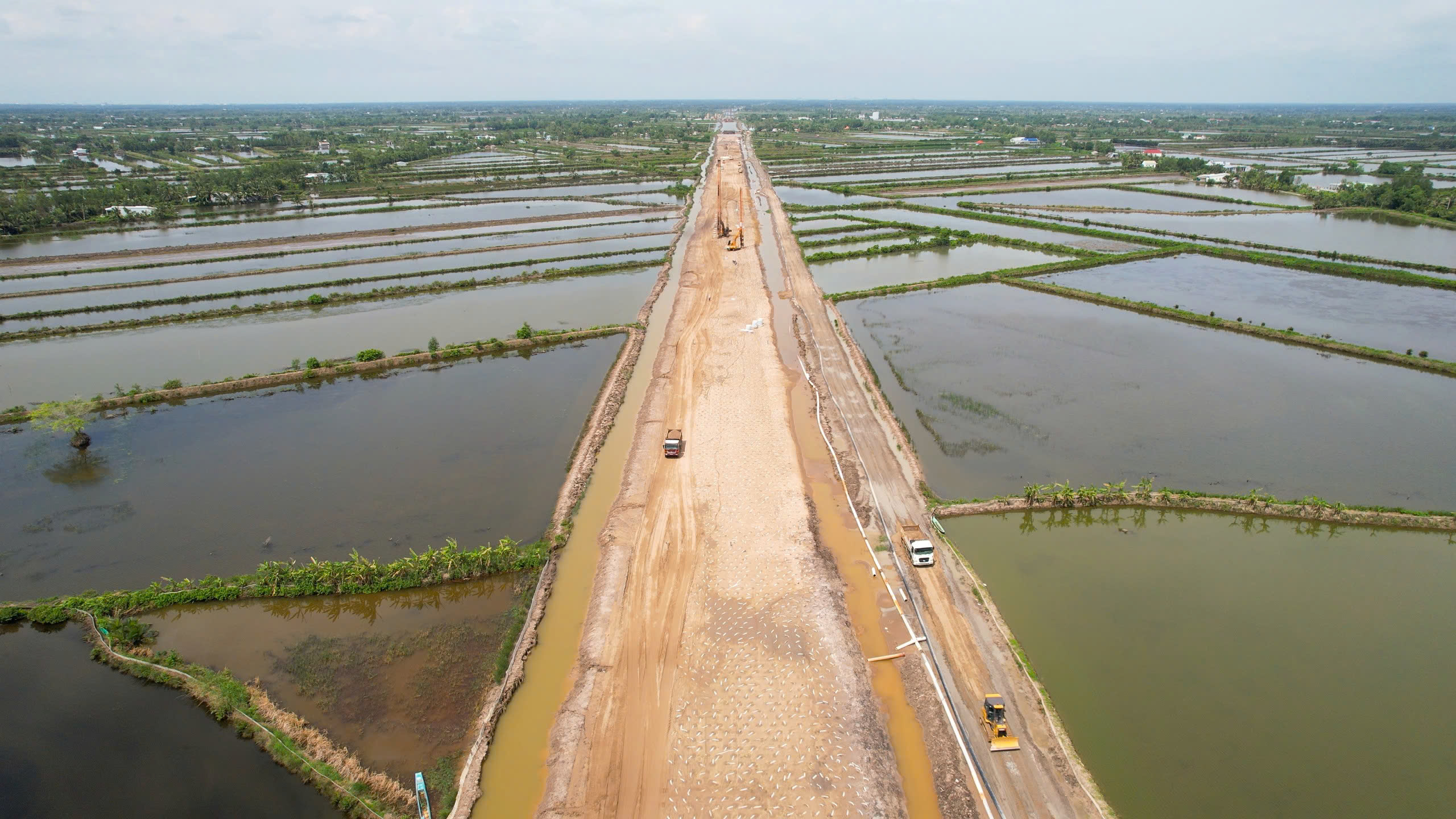 Bộ trưởng GTVT: Tiếp tục thi công "3 ca, 4 kíp", đưa cao tốc Cần Thơ - Cà Mau về đích sớm- Ảnh 2.