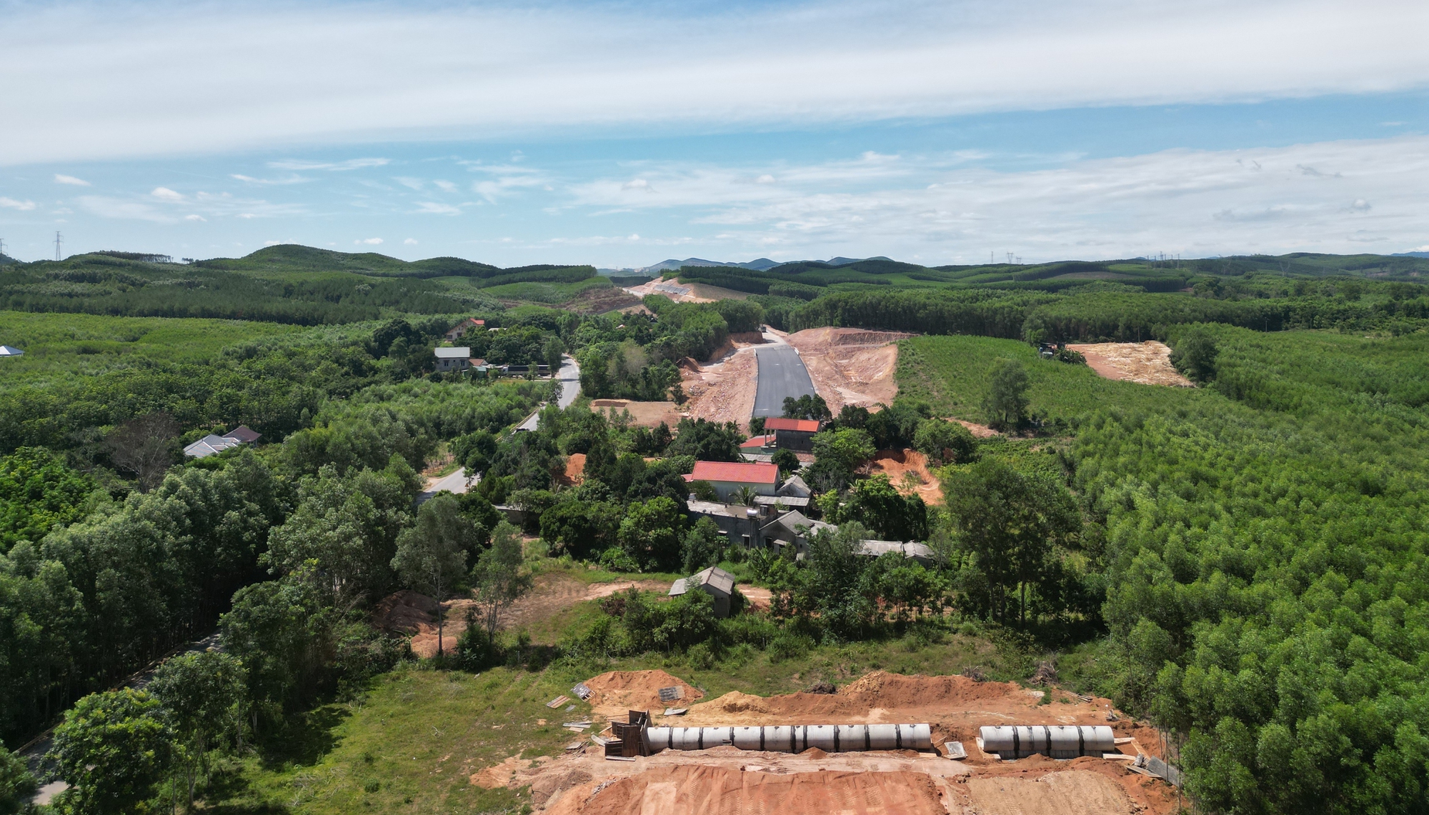 Chủ đầu tư, nhà thầu cao tốc Vạn Ninh - Cam Lộ "đứng, ngồi không yên" vì vướng mặt bằng- Ảnh 1.