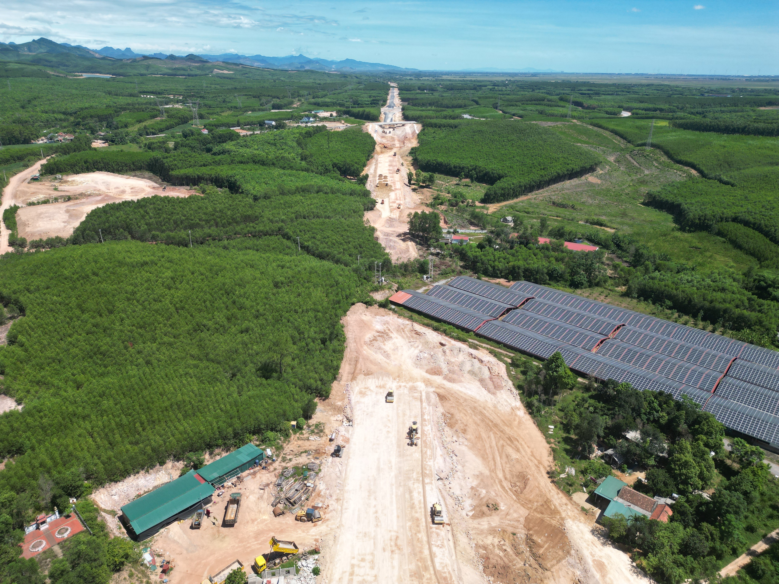 Chủ đầu tư, nhà thầu cao tốc Vạn Ninh - Cam Lộ "đứng, ngồi không yên" vì vướng mặt bằng- Ảnh 3.