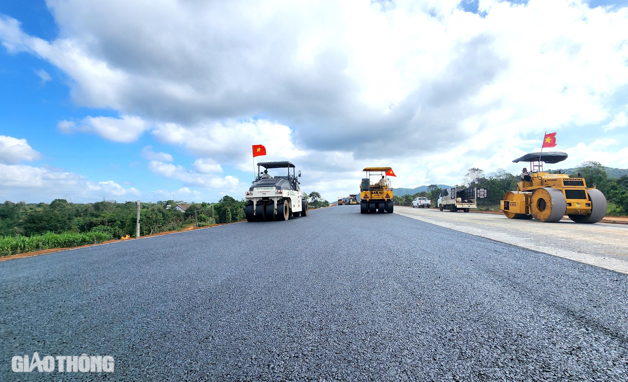 Thảm mét bê tông nhựa đầu tiên trên cao tốc Khánh Hòa - Buôn Ma Thuột- Ảnh 9.