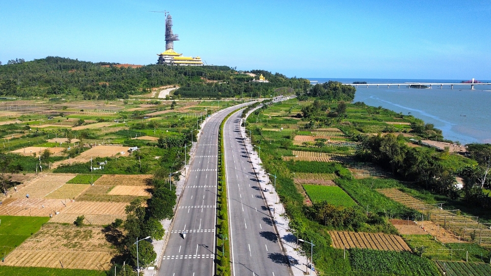 Quảng Ngãi: Hạ tầng giao thông ngày càng hiện đại- Ảnh 1.