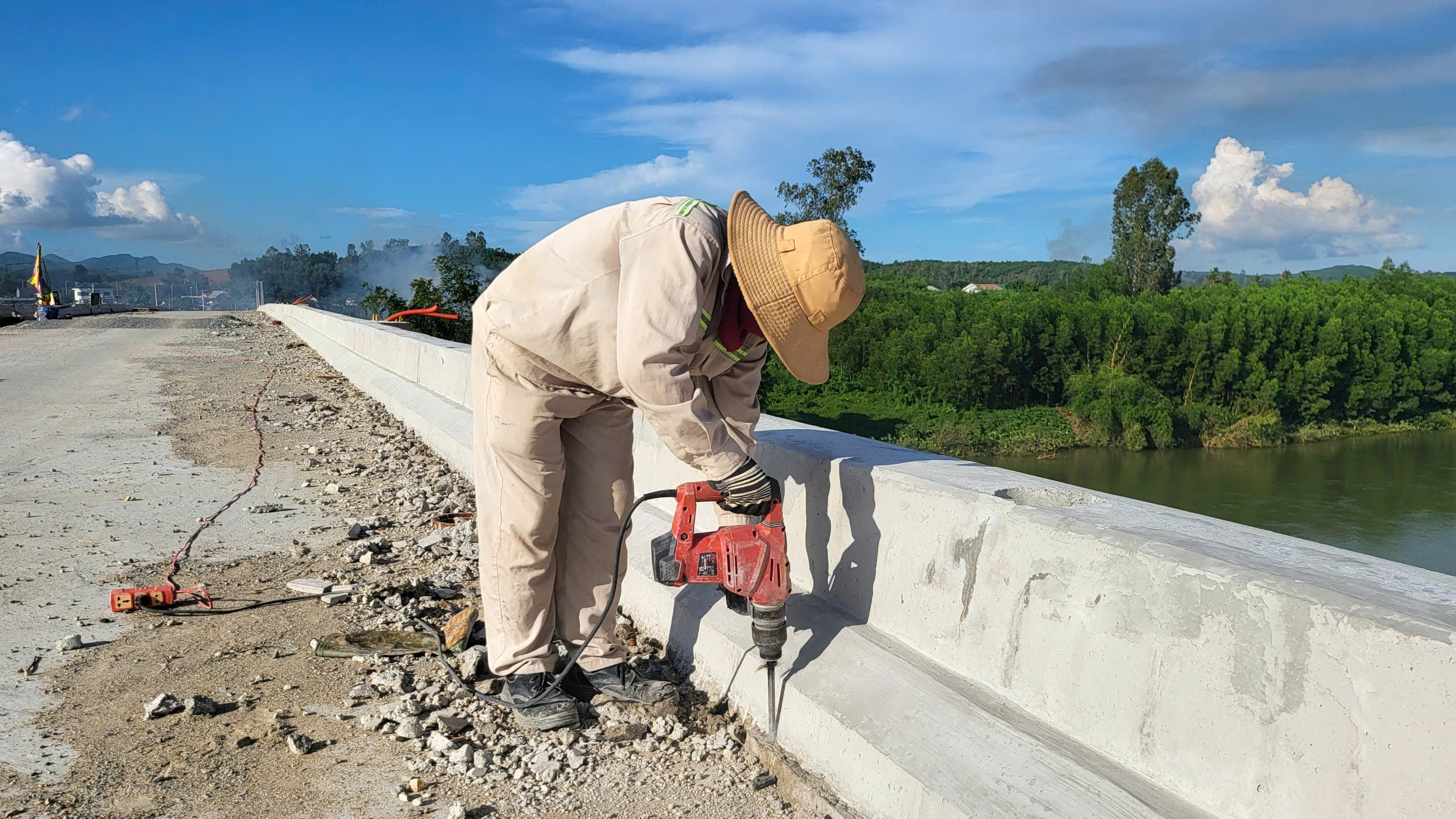 Quảng Ngãi: Tăng tốc đưa cầu 150 tỷ về đích trước hẹn- Ảnh 2.