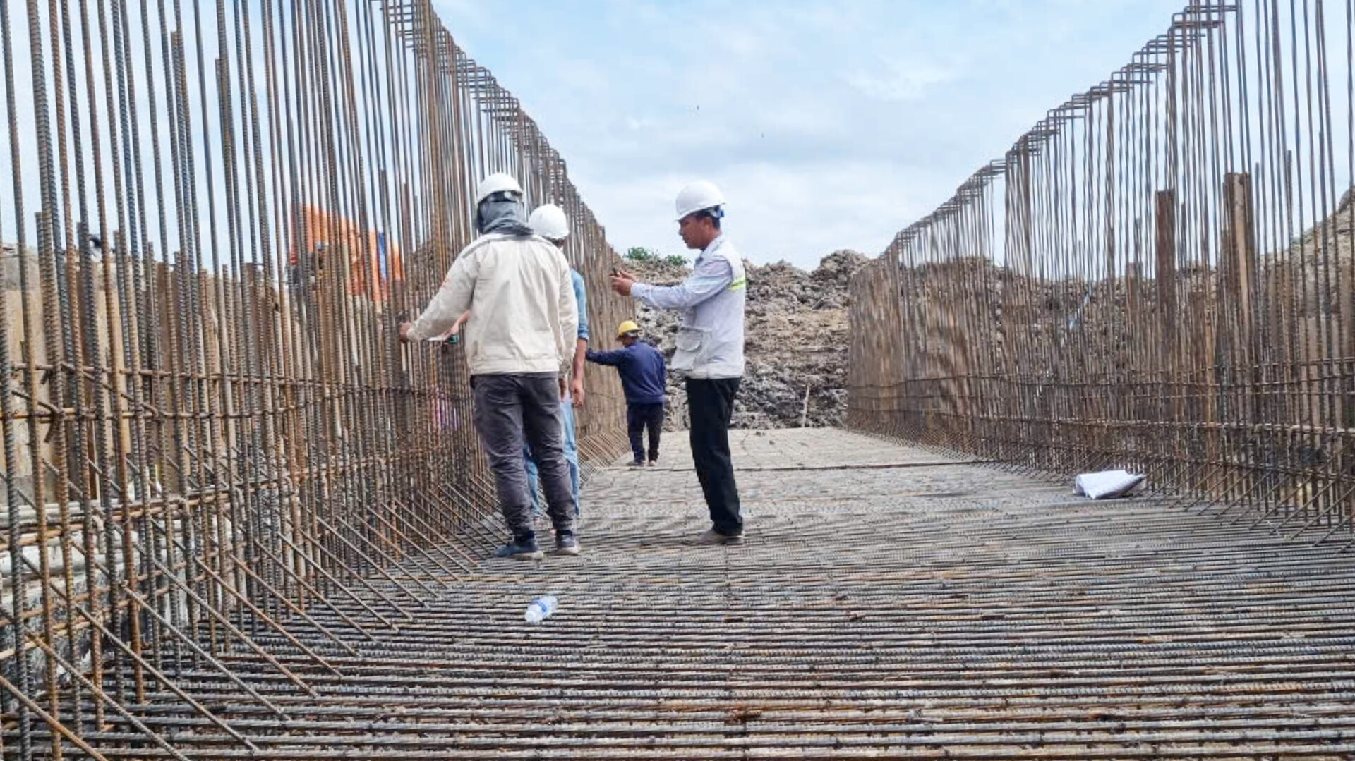 Cao tốc Châu Đốc - Cần Thơ - Sóc Trăng: Tăng gấp đôi nhân lực, đẩy nhanh tiến độ thi công- Ảnh 2.