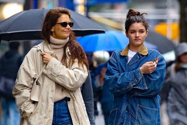 Katie Holmes chỉ trích tin tức Suri Cruise thành triệu phú - Ảnh 3.