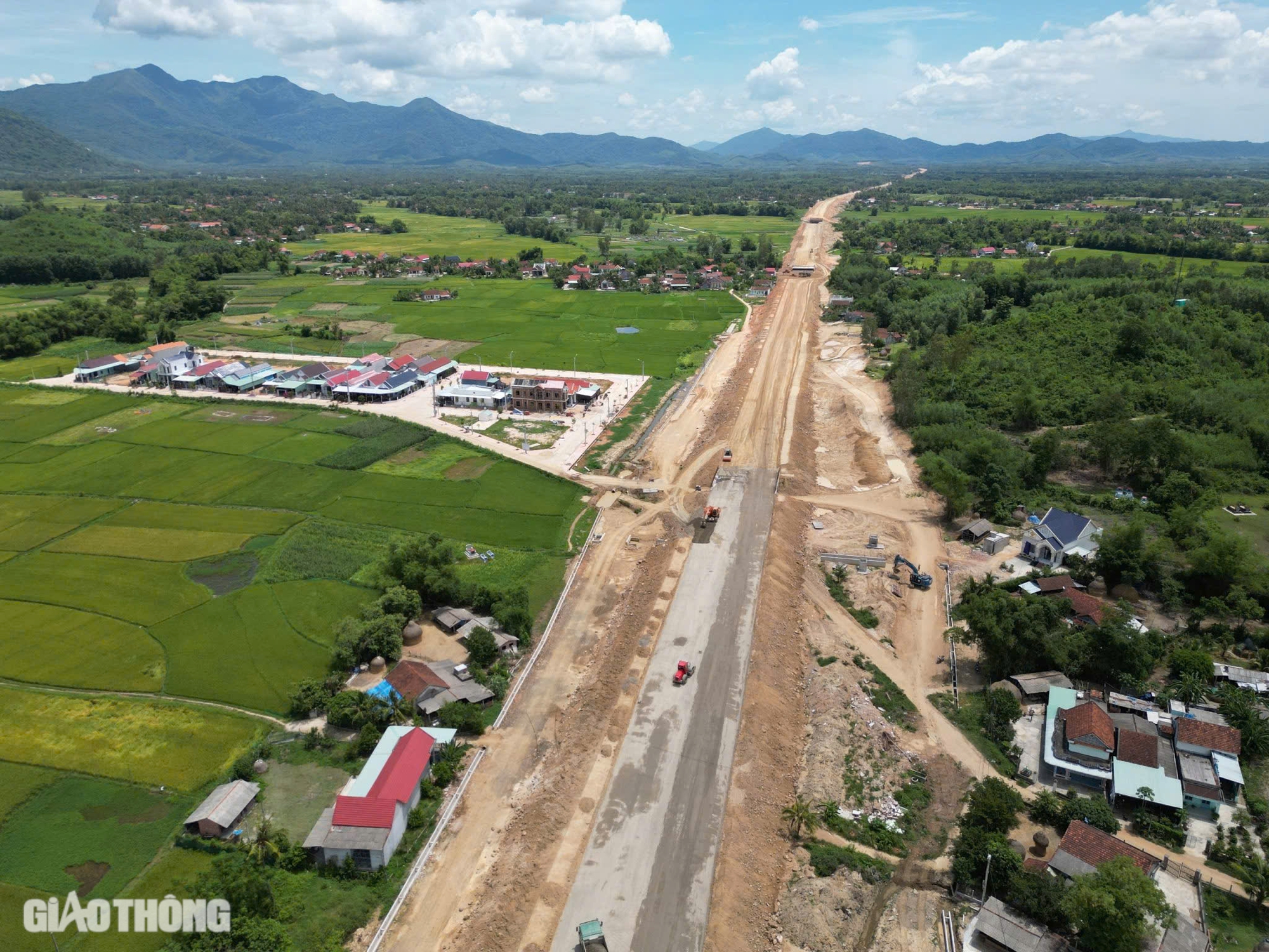 Cao tốc Hoài Nhơn - Quy Nhơn "khoác áo mới"- Ảnh 1.