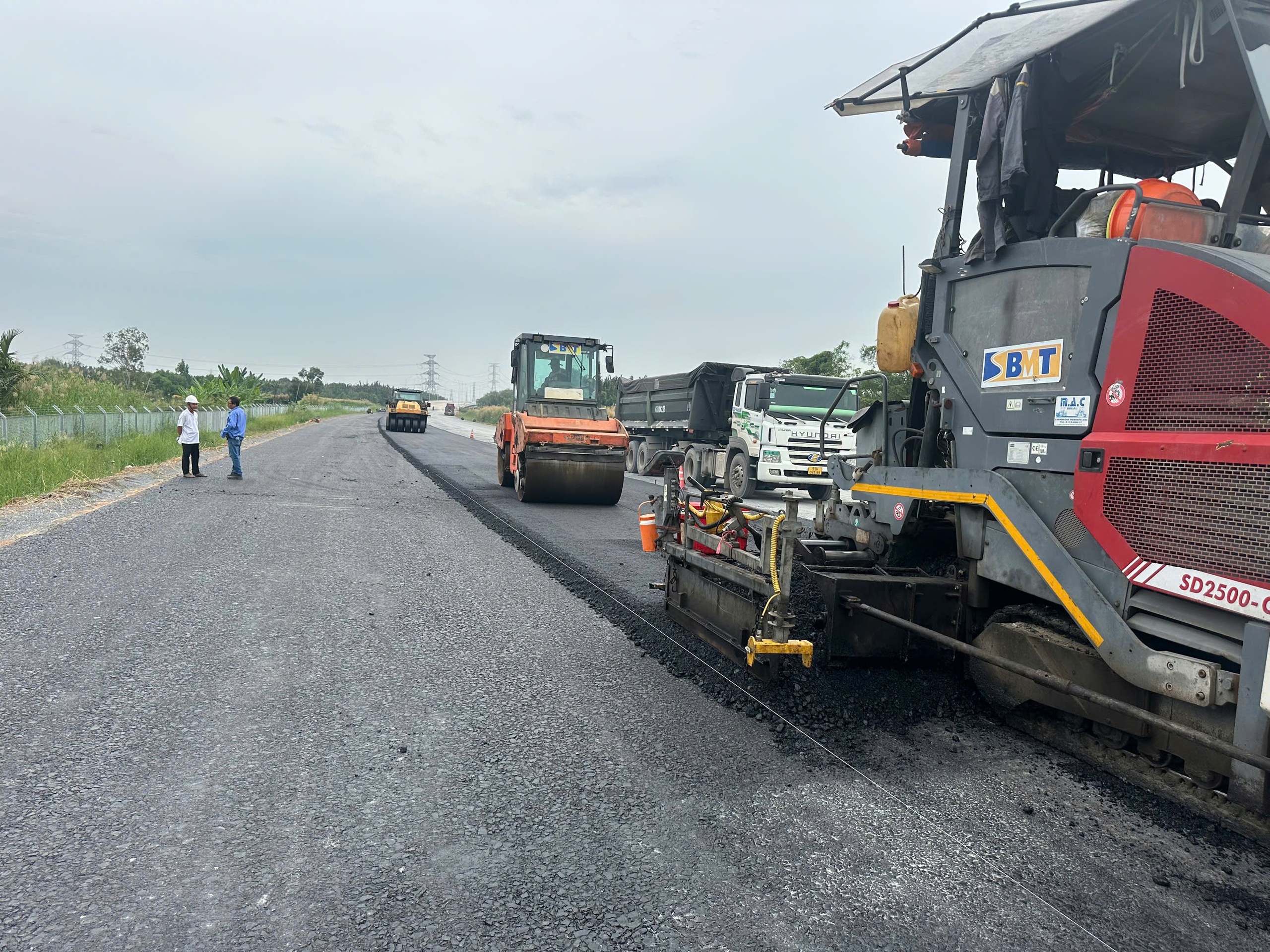 Thông xe 22km đoạn phía Tây cao tốc Bến Lức - Long Thành dịp 30/4/2025- Ảnh 3.