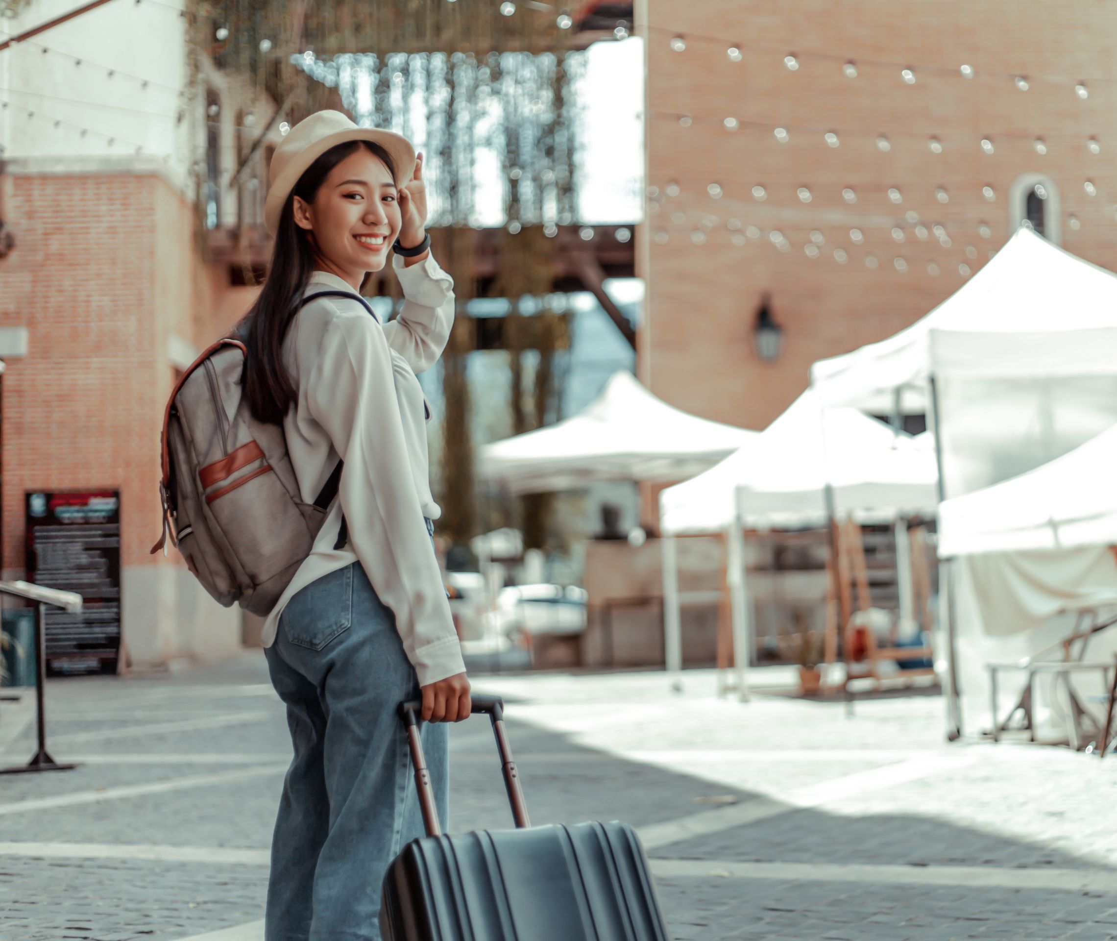 Du lịch nơi đất khách không lo 'trời sập' vì... bệnh - 1