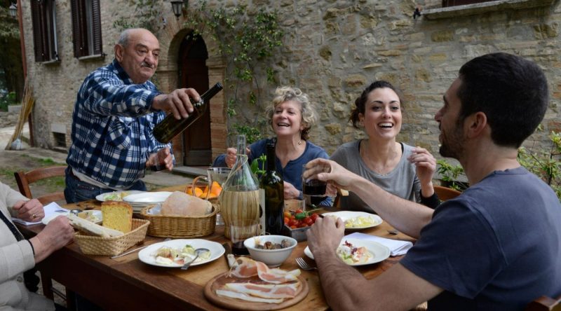 "Nhập gia tùy tục": 12 lỗi cần tránh khi ăn uống ở nước ngoài - 4