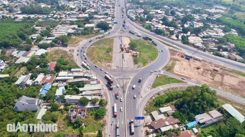 Đồng loạt khắc phục sửa chữa các điểm hư hỏng trên tuyến quốc lộ 51- Ảnh 12. Đồng loạt khắc phục sửa chữa các điểm hư hỏng trên tuyến quốc lộ 51- Ảnh 12.