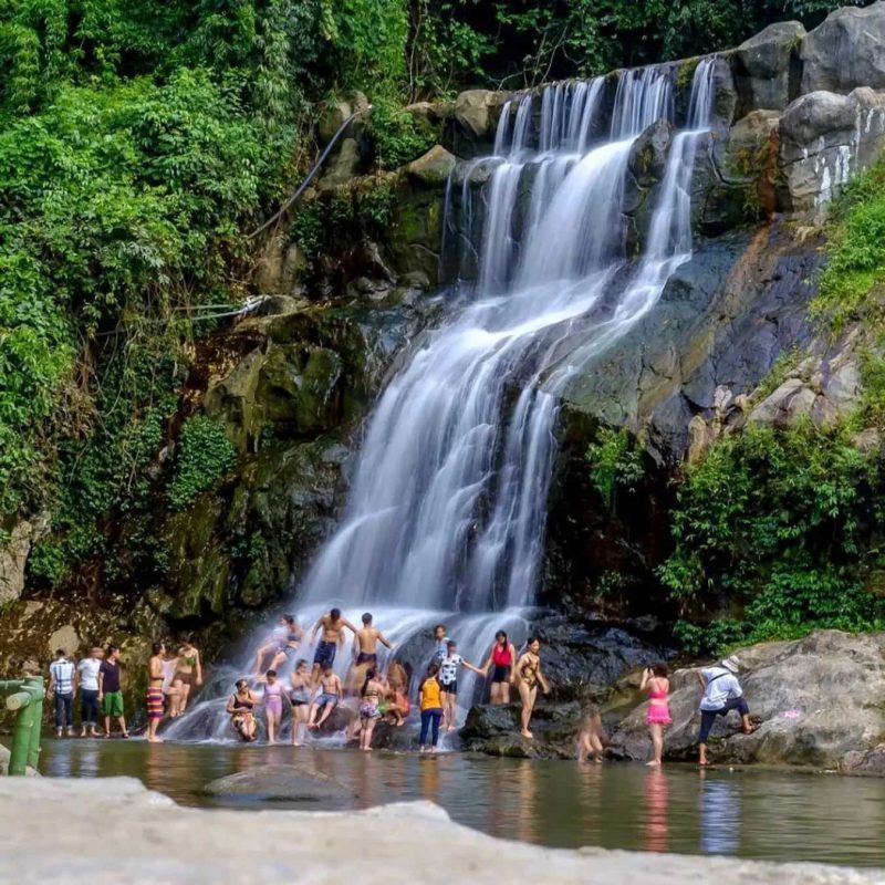 dia-diem-to-chuc-team-building-tai-ha-noi-16-1 cảnh quan hùng vĩ với thác nước đổ dài