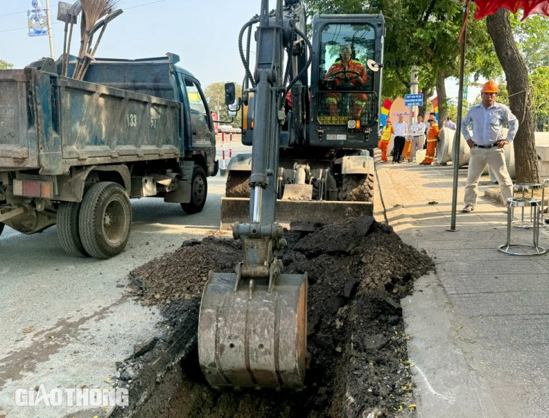 Đồng loạt khắc phục sửa chữa các điểm hư hỏng trên tuyến quốc lộ 51- Ảnh 9. Đồng loạt khắc phục sửa chữa các điểm hư hỏng trên tuyến quốc lộ 51- Ảnh 9.