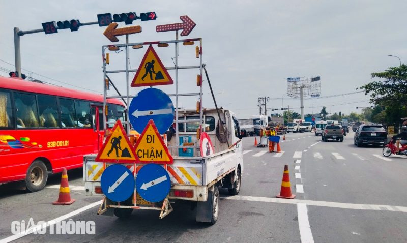 Đồng loạt khắc phục sửa chữa các điểm hư hỏng trên tuyến quốc lộ 51- Ảnh 2. Đồng loạt khắc phục sửa chữa các điểm hư hỏng trên tuyến quốc lộ 51- Ảnh 2.