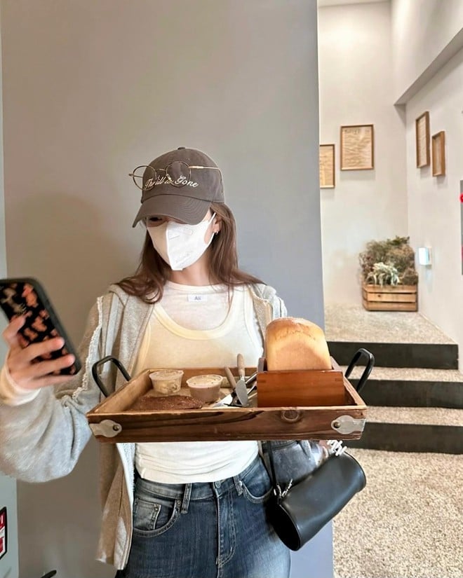 jisoo2-0844 Cô khéo léo kết hợp nhiều phong cách khác nhau, vừa cá tính, năng động