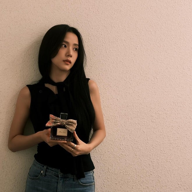 jisoo5-0845 Jisoo cũng yêu thích những outfit có tính ứng dụng cao như áo gile cách điệu phối cùng quần jeans xanh