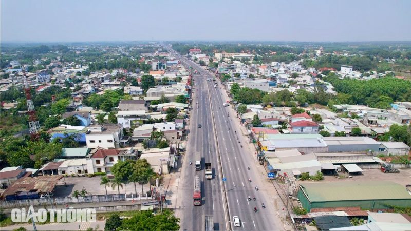 Đồng loạt khắc phục sửa chữa các điểm hư hỏng trên tuyến quốc lộ 51- Ảnh 5. Đồng loạt khắc phục sửa chữa các điểm hư hỏng trên tuyến quốc lộ 51- Ảnh 5.