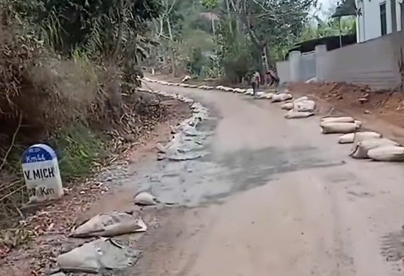 Clip công nhân đổ xi măng ra đường trộn với đất đỏ ở Lạng Sơn chỉ là hiểu lầm- Ảnh 1. Clip công nhân đổ xi măng ra đường trộn với đất đỏ ở Lạng Sơn chỉ là hiểu lầm- Ảnh 1.