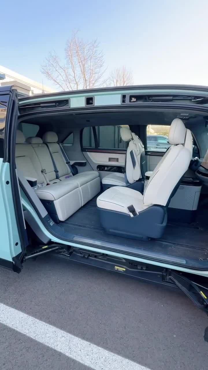 Zeekr Mix - minivan điện với cabin biến đổi như phòng khách