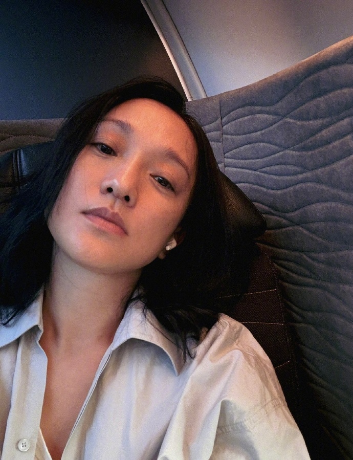 Ai dám như Châu Tấn: Hơn 50 tuổi selfie cận mặt không ngại bất cứ điều gì- Ảnh 4. Ai dám như Châu Tấn: Hơn 50 tuổi selfie cận mặt không ngại bất cứ điều gì- Ảnh 4.