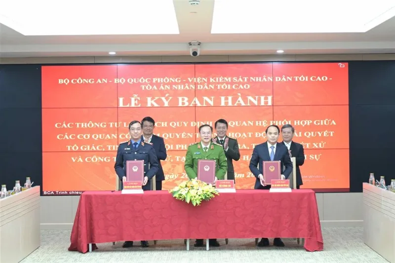 Đại diện lãnh đạo các cơ quan ký thông tư liên tịch. 1 ky qc1.jpg