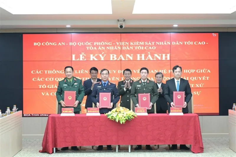 Đại diện lãnh đạo các cơ quan ký thông tư liên tịch. Ảnh: CA 1 ky qc2.jpg