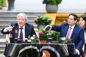 2-thu-tuong-viet-nam-kyrgzystan-tham-nha-san-bac-ho-tu-tay-pha-ca-phe-viet-nam-5-3219-8060-jpg Thủ tướng Việt Nam và Thủ tướng Kyrgzystan thăm Nhà sàn Bác Hồ, tự pha cà phê Việt Nam