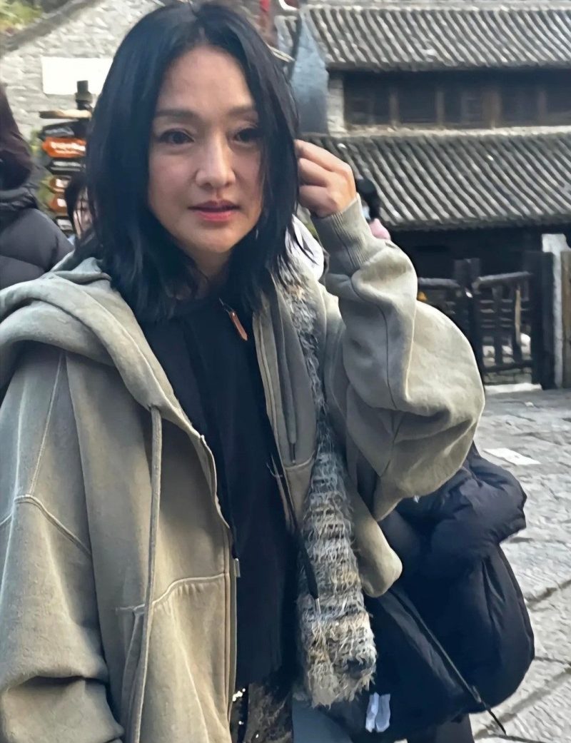 Ai dám như Châu Tấn: Hơn 50 tuổi selfie cận mặt không ngại bất cứ điều gì- Ảnh 5. Ai dám như Châu Tấn: Hơn 50 tuổi selfie cận mặt không ngại bất cứ điều gì- Ảnh 5.