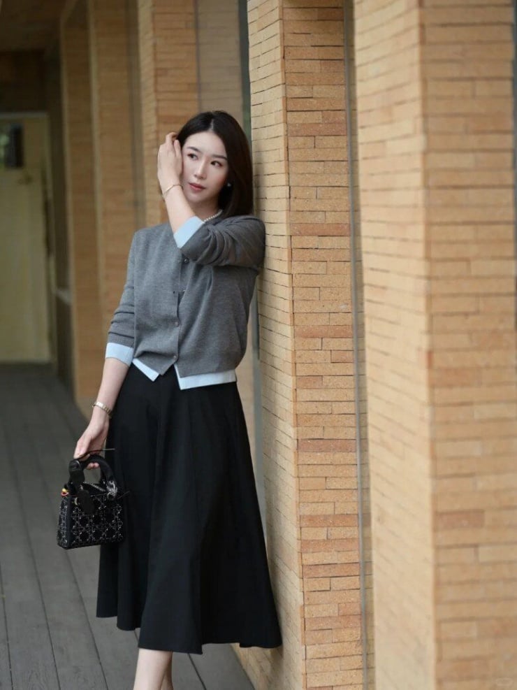 aokhoac4-0841 Outfit này không chỉ thoải mái mà còn giúp bạn trông thanh lịch hơn.