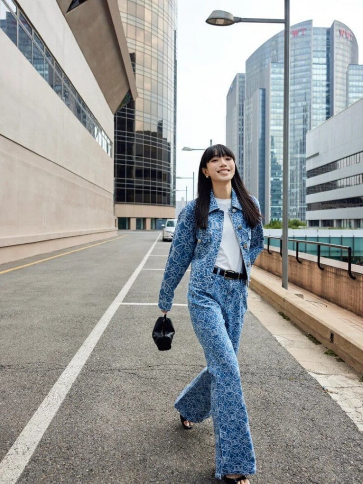 aokhoac5-0841 Sự kết hợp giữa áo khoác denim dáng ngắn và quần ống loe sẽ giúp bạn trở nên cá tính