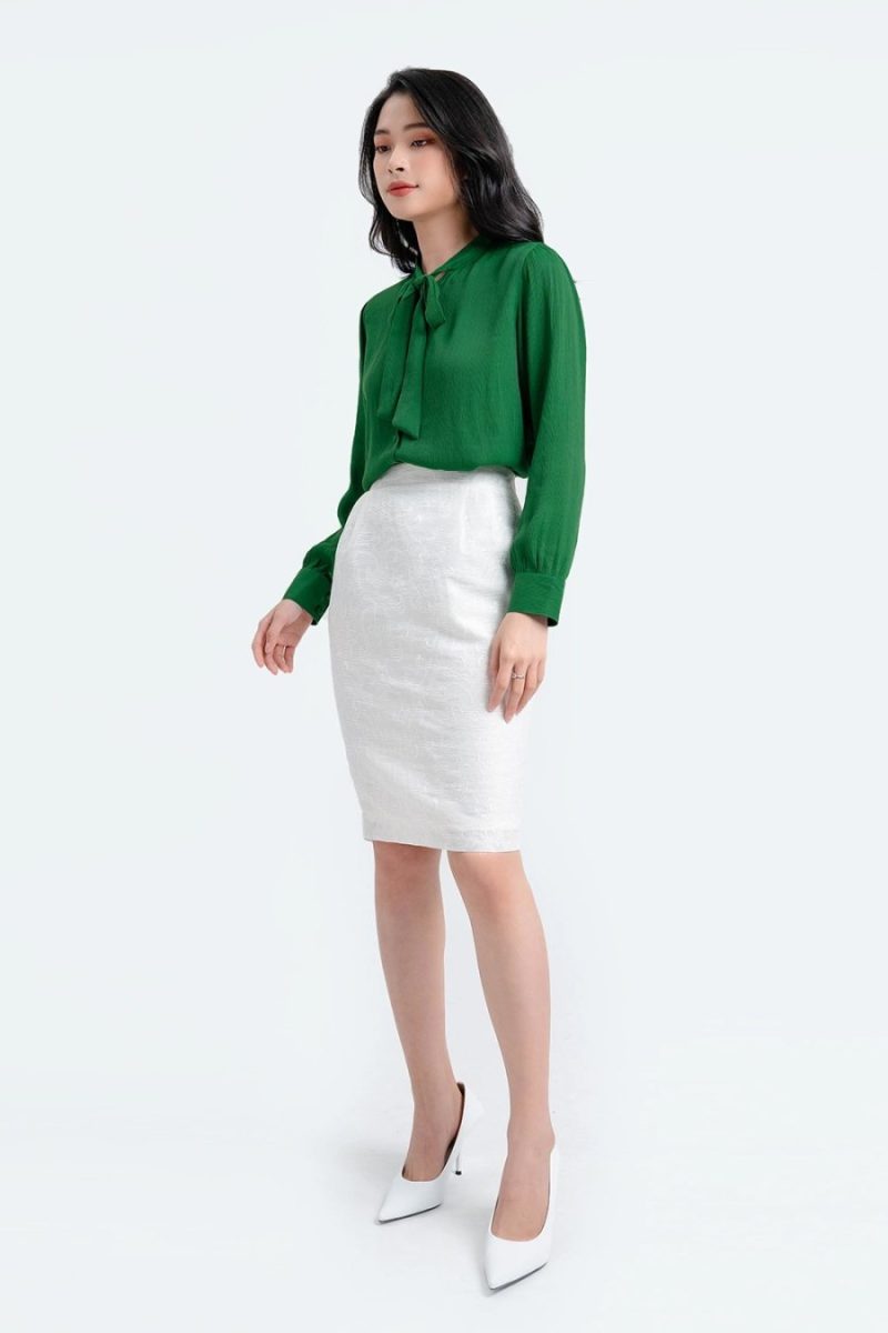 chan-vay-but-chi-2-1026 Khi tiết trời trở nên ấm áp, chân váy bút chì màu trắng chính là món đồ lý tưởng để mang đến một diện mạo rạng rỡ và tươi mới