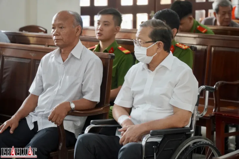 Bị cáo Quách Văn Đức, nguyên Tổng Giám đốc Tổng Công ty Tín Nghĩa, Chủ tịch HĐQT Công ty Nhơn Trạch phải ngồi trên xe lăn đến toà. Ảnh: VŨ HỘI. công ty Cổ phần Nhơn Trạch..jpg