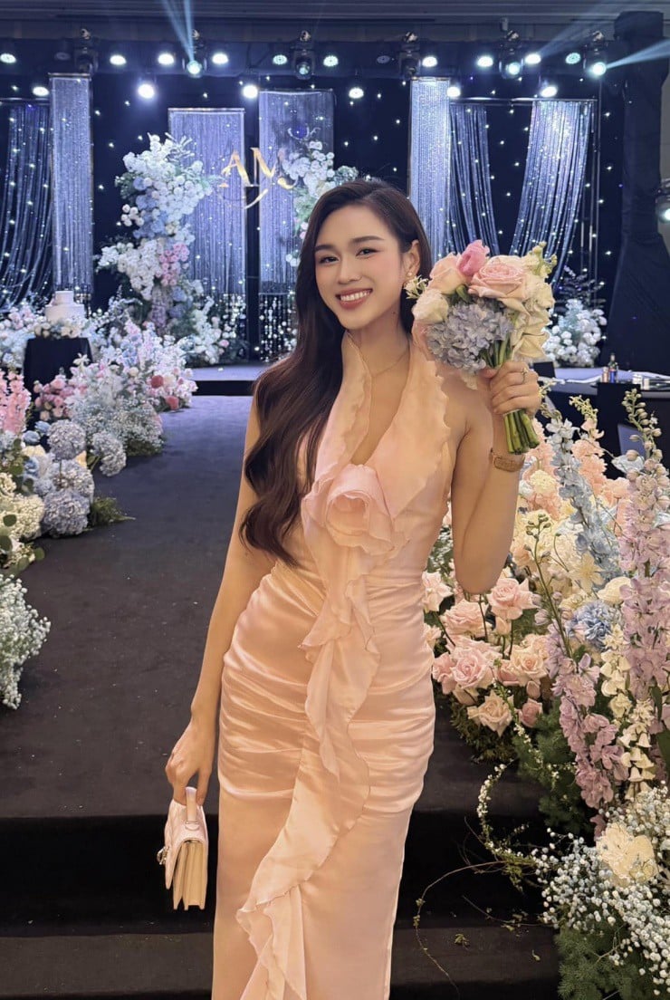 doha1-0849 Đỗ Thị Hà diện một chiếc váy tơ hồng pastel nhẹ nhàng.