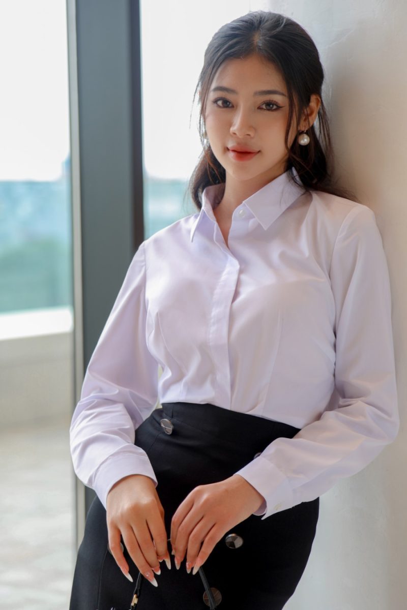 kieu-ao-so-mi-han-quoc-hack-tuoi-3-1508 Áo sơ mi trắng luôn là món đồ kinh điển, vừa toát lên nét thanh lịch, vừa có khả năng