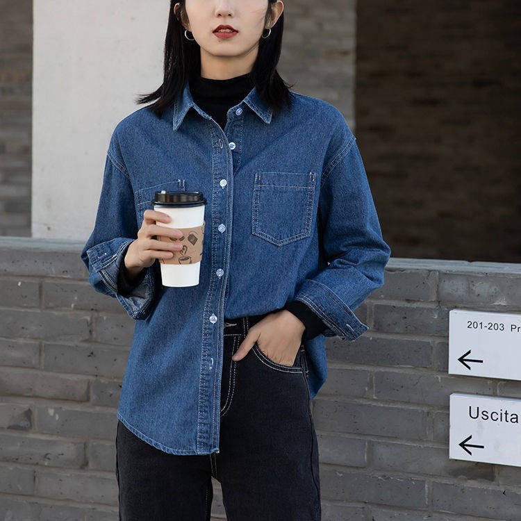 kieu-ao-so-mi-han-quoc-hack-tuoi-4-1510 Áo sơ mi denim là món đồ mang đậm hơi thở cổ điển nhưng vẫn không kém phần năng động và phóng khoáng, trở thành lựa chọn hoàn hảo cho những ngày hè tràn đầy sức sống