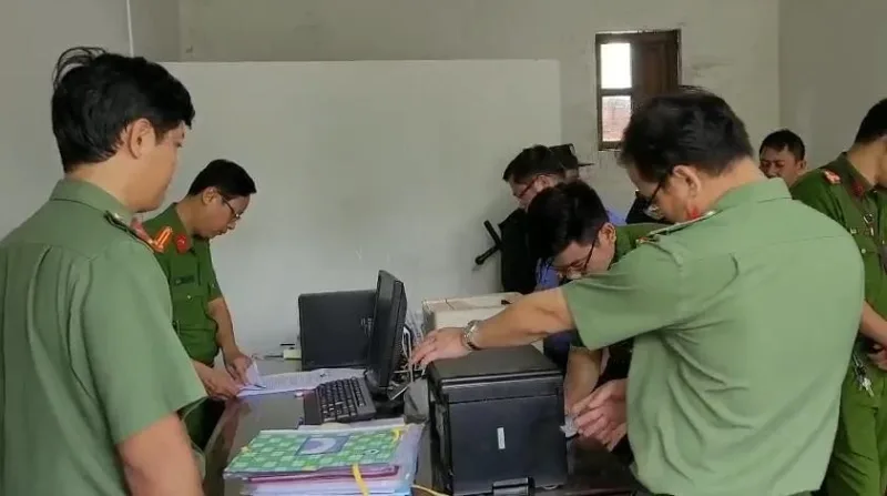 Cơ quan CSĐT Công an Long An khám xét nơi làm việc của Hạnh. Ảnh : CTV long-an-giam-doc-trung-tam-day-nghe-hang-giang-cap-khong-hon-3-600-chung-chi-nghe-1.jpeg
