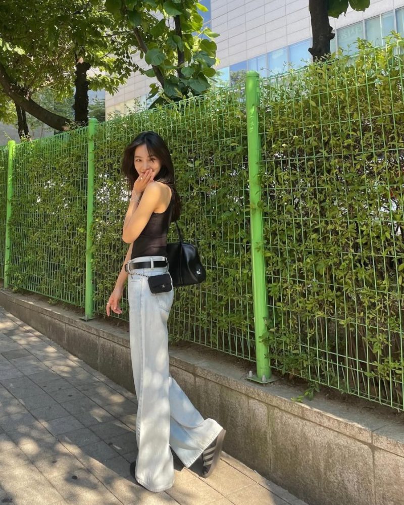 macdep3-0836 Cô thường chọn những món đồ cơ bản như sơ mi trắng, quần jeans hay váy midi tối giản.