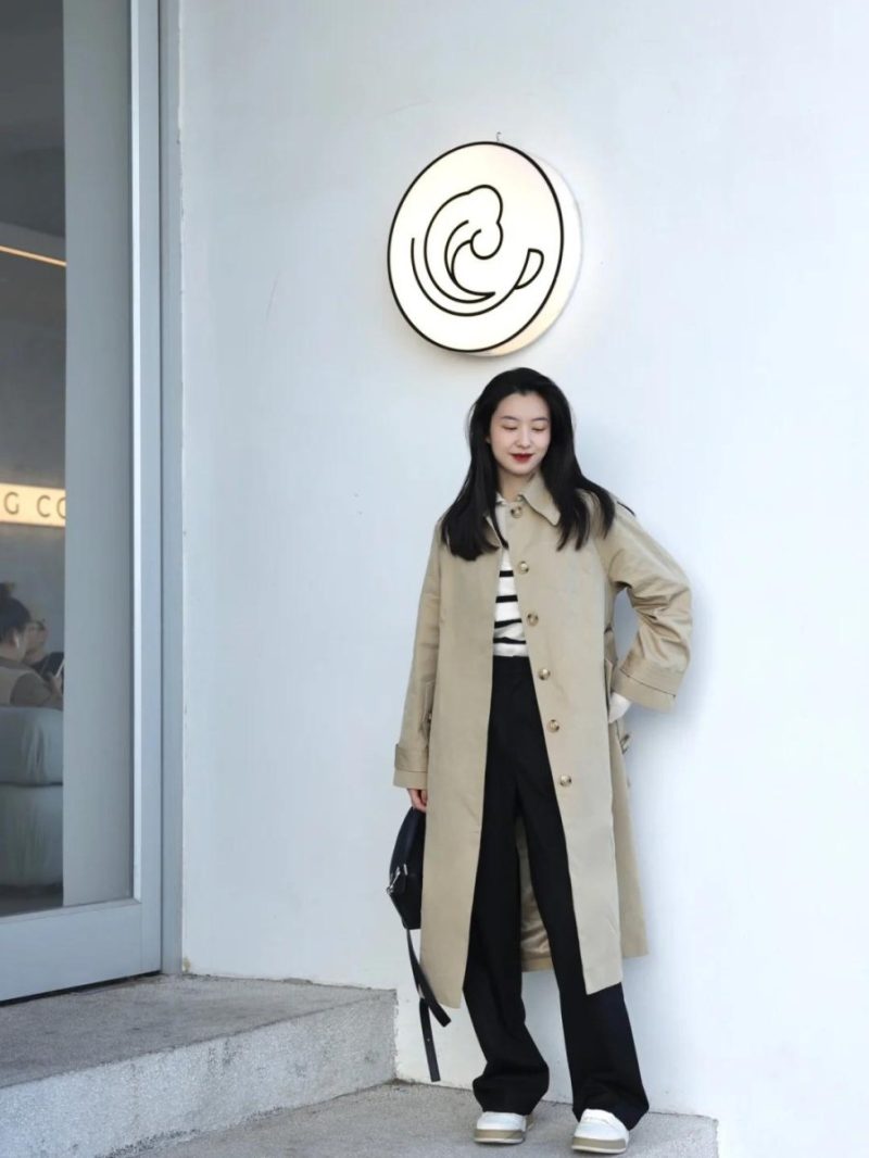 trenchcoat3-0813 Sự kết hợp màu sắc tinh tế sẽ giúp outfit trở nên cuốn hút hơn trong những ngày xuân.