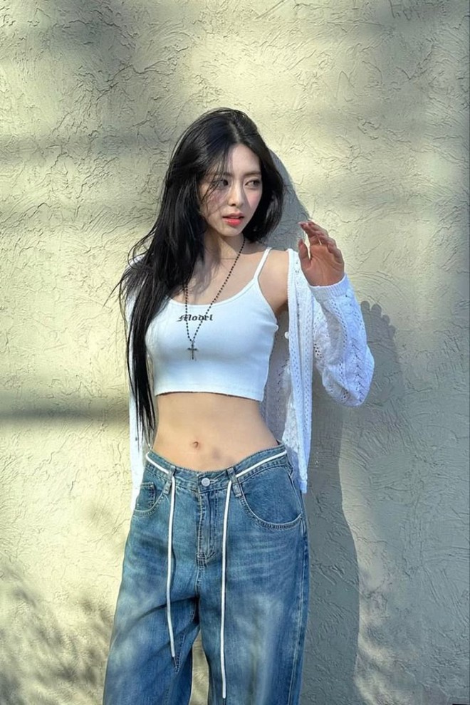 vocdang1-0857 Yuna (ITZY) được mệnh danh là một trong những idol có vóc dáng ấn tượng nhất Kpop.