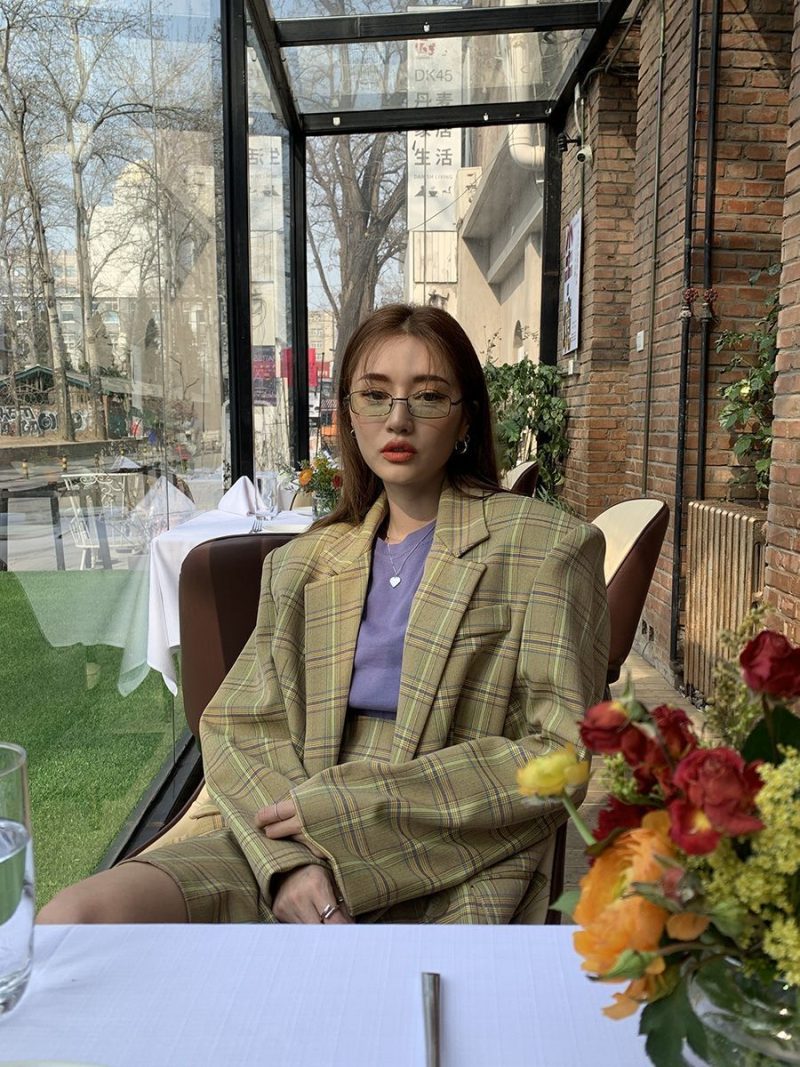 blazeroversize6-0831 Một phong cách khác đang gây sốt chính là “print-on-print” – phối blazer họa tiết với các trang phục có họa tiết tương tự.