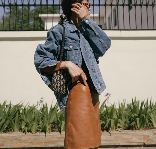 chanvay10-0818 Chân váy da kết hợp cùng áo denim mang lại vẻ ngoài trẻ trung, thời thượng.