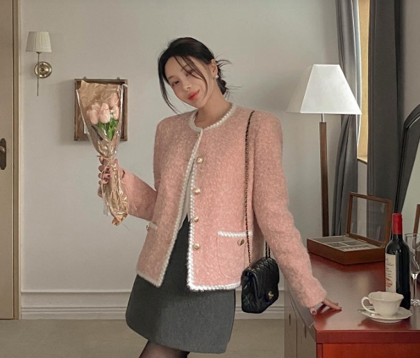 chanvay5-0818 Sự kết hợp giữa chân váy ngắn màu xám và áo khoác hồng pastel tạo nên một outfit ngọt ngào, nổi bật.