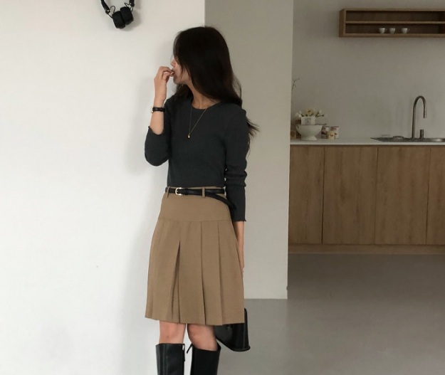 chanvay9-0818 Chân váy ngắn ngang gối mang nét cổ điển đầy duyên dáng. Khi phối cùng áo thun dài tay và boots cao cổ